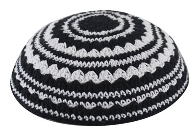כיפה סרוגה שטיח 18 ס"מ שחור ולבן